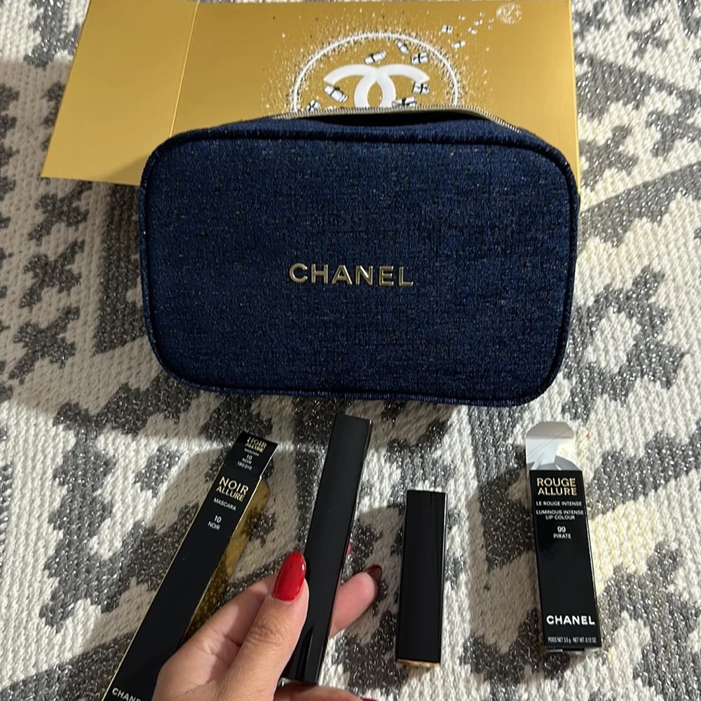 Host pick Chanel Absolute Allure Make Up Set Christmas Holiday 2023 Limited - Picture 3 of 7